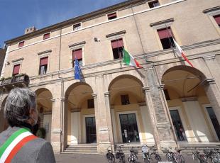 Palazzo Garampi con bandiere a mezz'asta