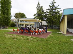 le lezioni nel giardino della scuola bertola