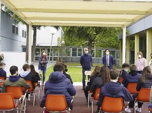 le lezioni nel giardino della scuola bertola