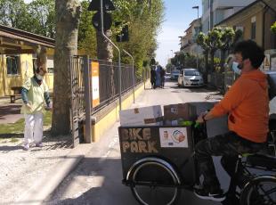 Una cargobike carica di libri 