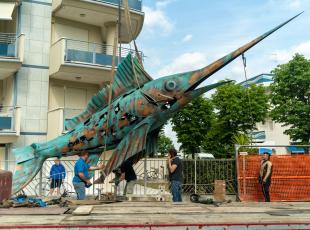 installazione opera in Via Briolini