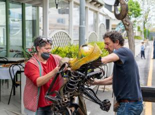 installazione opera in Via Briolini