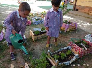 i bambini annaffiano