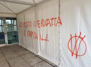 gazebo dell’anagrafe di Rimini imbrattato da scritte