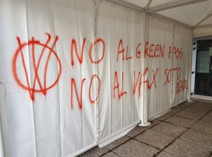 gazebo dell’anagrafe di Rimini imbrattato da scritte