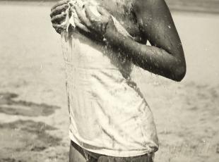 “Tutti al mare”, la mostra fotografica diffusa che racconta 180 anni di vacanza a Rimini