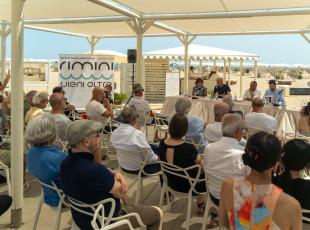 “Tutti al mare”, la mostra fotografica diffusa che racconta 180 anni di vacanza a Rimini